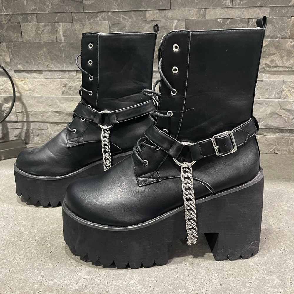 NWT Platform boots with chain
